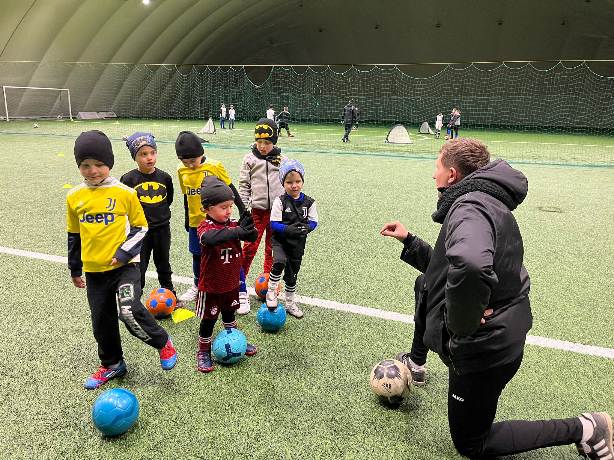 Read more about the article Piłka nożna zimą – jak przygotować dziecko na trening piłkarski w zimę?